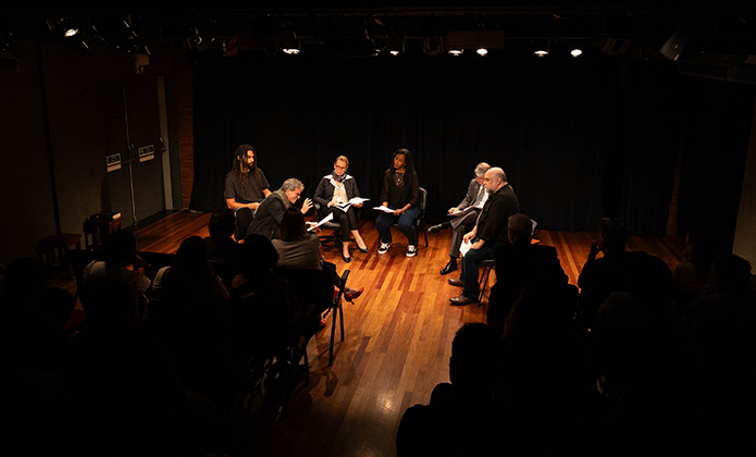 imagem - Público lota Sala Multiuso em noite de leitura dramatizada e debate sobre Shakespeare