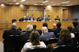 A mesa do encontro foi composta (da esquerda para direita) pelo juiz Mello Serra, pelo corregedor-geral, desembargador Claudio de Mello Tavares, pelo presidente do TJRJ, desembargador Milton Fernandes de Souza,  pelo desembargador César Cury e pela juíza Sylvia Arêa Leão