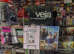 A adoção é abordada em matéria de seis páginas e ganha destaque na capa da Veja-Rio