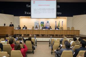 Compôs a mesa da tarde, o primeiro-secretário da Fonajup, Haroldo Luiz Rigo da Silva; o desembargador Reinaldo de Carvalho; o juiz Sérgio Luiz Kreuz; a vice-presidente do Fonajup, Morgana Dario Emerick; o juiz Sérgio Luiz Ribeiro de Souza; o secretário do Fonajup, Kati Braun do Prado; e a juíza Andréa Pachá