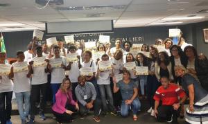 Felizes, os jovens exibem os certificados de capacitação recebidos ao final do curso