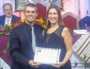 A juíza Vania Mara recebeu a menção das mãos do vereador Francisco Lima Bulhões