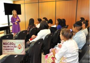 Uma das coordenadoras do Projeto Educação pelo Artesanato, Cacilda Santos Coutinho, fala para as famílias participantes