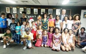 Crianças e adolescentes do programa comemoram a chegada do Natal
