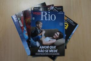 A adoção é abordada em matéria de seis páginas e ganha destaque na capa da Veja Rio