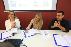 A Secretária de Assistência Social de Belfort Roxo, Daniela Moté Carneiro, a juíza titular Larissa Pinto Sally e o promotor Pedro Mourão assinam a publicação do fluxograma de ações
