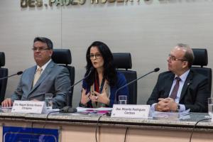 Os desembargadores Claudio de Mello Tavares e Ricardo Rodrigues Cardozo e a juíza Raquel Chrispino participaram da mesa de abertura da 2ª Semana de Valorização da Primeira Infância