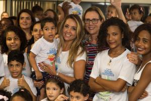 A juíza Glória Heloiza (com uma criança no colo) e a primeira-dama Sylvia Crivella, rodeadas por crianças que moram em famílias acolhedoras e seus pais biológicos