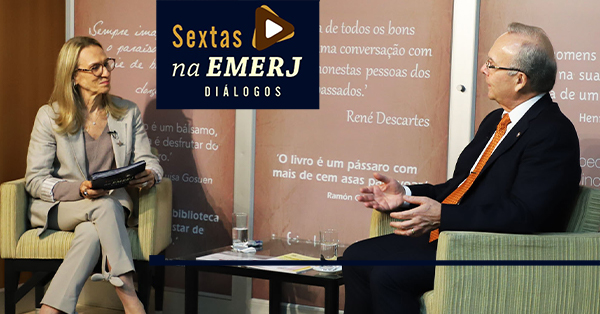 Foto da desembargadora Cristina Tereza Gaula, diretora-geral da EMERJ entrevistando o desembargador Ricardo Rodrigues Cardozo, corregedor geral da justiça