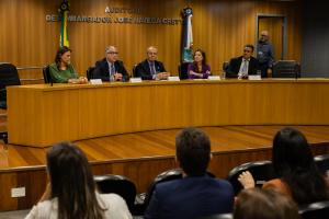 A juíza Eunice Bitencourt Haddad, o corregedor-geral da Justiça, desembargador Marcus Basílio, o presidente do TJRJ, desembargador Ricardo Cardozo, a desembargadora Maria Helena Pinto Machado, presidente da Comissão Judiciária de Articulação dos Juizados e o juiz Arthur Eduardo Magalhães, coordenador das Turmas Recursais