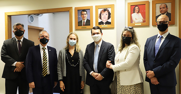 Na foto: O desembargador Cláudio Brandão; o corregedor-geral da Justiça, desembargador Ricardo Rodrigues Cardozo; a diretora-geral da EMERJ, desembargadora Cristina Tereza Gaulia; o homenageado professor Guilherme Peña de Moraes e sua esposa; e o presidente da Escola de Administração Judiciária (ESAJ), desembargador Fernando Cerqueira Chagas