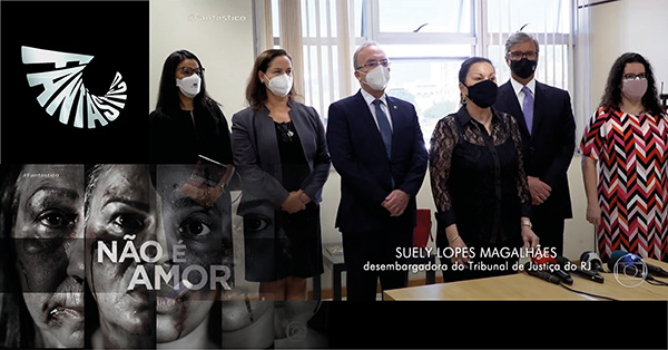 Foto da reportagem sobre trabalho de 12 juízas do Tribunal de Justiça do Rio de Janeiro que foi destaque em uma reportagem especial do Fantástico da Rede Globo, na foto destaca-se o corregedor, o presidente, a desembargadora Suely e 3 juízas
