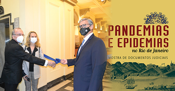 na foto o presidente do Tribunal de Justiça do Rio de Janeiro (TJRJ), desembargador Henrique Figueira; o corregedor-geral da Justiça, desembargador Ricardo Rodrigues Cardozo; a diretora-geral da Escola da Magistratura (EMERJ), desembargadora Cristina Gaulia na abertura da exposição  Pandemias e epidemias no Museu da Justiça do TJRJ