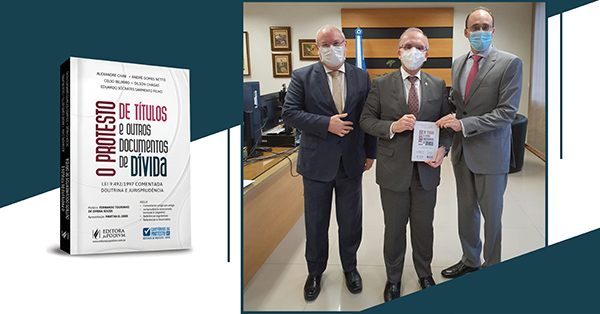 Montagem com a foto do livro e a foto do  juiz auxiliar da presidência do Superior Tribunal de Justiça (STJ), ex-juiz auxiliar da Corregedoria Nacional de Justiça, titular do 1º Juizado Especial Cível de Niterói, Alexandre Chini, que é um dos autores do livro , com o corregedor-geral da Justiça, desembargador Ricardo Rodrigues Cardozo e o juiz auxiliar da CGJ, João Luiz Ferraz de Oliveira