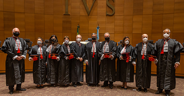 Na foto: Os oito novos desembargadores do Tribunal de Justiça do Estado do Rio de Janeiro (TJRJ) eleitos pelo Órgão Especial com o presidente do TJRJ, desembargador Henrique Figueira e o corregedor-geral da Justiça, desembargador Ricardo Rodrigues Cardozo