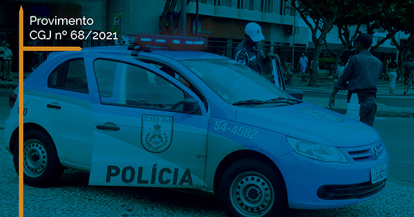 foto de uma viatura da PM parada na calçada