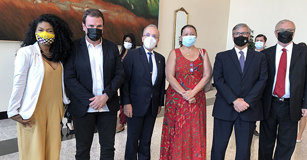 Na foto: A secretária municipal de Políticas de Promoção da Mulher, Joyce Trindade; o prefeito do Rio Eduardo Paes; corregedor-geral da Justiça, desembargador Ricardo Rodrigues Cardozo; a secretária municipal de Assistência Social,  Laura Carneiro; presidente do TJRJ desembargador Henrique Figueiras; e o secretário municipal de Trabalho e Renda, Sergio Luiz Felippe