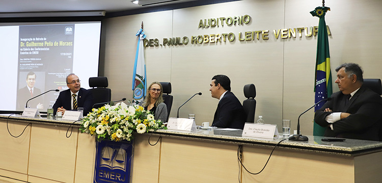 Na foto: O corregedor-geral da Justiça, desembargador Ricardo Rodrigues Cardozo; a diretora-geral da EMERJ, desembargadora Cristina Tereza Gaulia; o homenageado professor Guilherme Peña de Moraes; e o desembargador Cláudio Brandão
