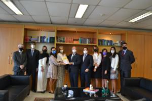 Na foto, o corregedor com juízes auxiliares da CGJ e a equipe técnica que elaborou a cartilha. Da esquerda para direita: Os juízes Luis Eduardo de Castro Neves e Aroldo Gonçalves Pereira Junior; a diretora-geral de Apoio à Corregedoria Geral da Justiça, Rafaella Sapha Acioli Soares; a chefe do Serviço de Apoio ao NUDECA, Kátia Britto de Athayde; a diretora da Divisão de Apoio Técnico Interdisciplinar (DIATI), Sandra Levy; o corregedor-geral da Justiça, des. Ricardo Rodrigues Cardozo; os juízes Ricardo Lafayette Campos, Renata Guarino Martins e Fernanda Xavier de Brito; a chefe do Serviço de Apoio aos Comissários de Justiça – SECJI, Mônica Zouein; e o diretor Geral de Planejamento e Administração de Pessoal Carlos Mauro Brasil Cherubini