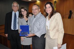 A entrega da placa de agradecimento ao trabalho realizado por Jorge Luis.