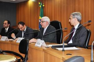 A mesa de abertura do evento: Miguel Braga, maestro do coral; Alessandro Borges, Diretor Geral de Administração (DGADM); o Corregedor-Geral da Justiça, desembargador Antonio José Azevedo Pinto e o desembargador Wagner Cinelli de Paula Freitas.