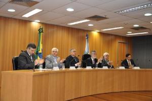 A composição da mesa: o juiz auxiliar da Presidência do TJ, Dr. Gilberto de Mello; o Juiz Auxiliar do CNJ, Dr. José Eduardo de Resende Chaves; o Conselheiro do CNJ, Nelson Tomaz Braga; o Presidente do TJ/RJ, desembargador Manoel Alberto Rebêlo dos Santos; o Corregedor Geral da Justiça, desembargador Antonio José Azevedo Pinto e o juiz do trabalho do TRT 3° Região, Dr. Antonio Gomes de Vasconcellos.