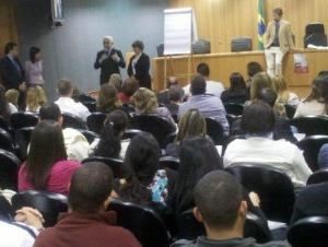O Corregedor-Geral da Justiça, desembargador Azevedo Pinto, ao recepcionar a turma de policiais.