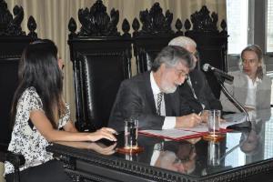 A assinatura do convênio.
