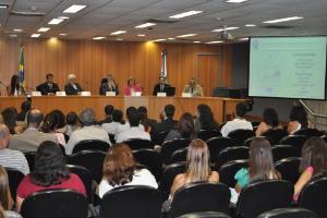 Na composição da mesa de apresentação da Cartilha: A Juíza Auxiliar da CGJ, Dra. Adriana Moutinho, o Des. Antonio Siqueira, o Corregedor-Geral Des. Azevedo Pinto, o Presidente do TJ Des. Manoel Alberto Rebêlo; a Des. Leila Mariano, o Juiz Auxiliar da CGJ, Dr. Sergio Ricardo de Arruda Fernandes e o representante da ANOREG, Marconi de Faria.