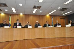 A mesa de composição da solenidade: o Diretor da ANOREG-RJ, José Antônio Marcondes, o Presidente da ANOREG/RJ, Renaldo Bussière, o Juiz Auxiliar da CGJ, Dr. Sérgio Ricardo Fernandes, o Corregedor-Geral, Des. Azevedo Pinto, o Presidente da Autoridade Certificadora Notarial, Ubiratan Guimarães, o Presidente da Câmara Brasileira do Comércio Eletrônico, Manoel Matos e a Consultora da Autoridade Certificadora Notarial, Patrícia Paiva.