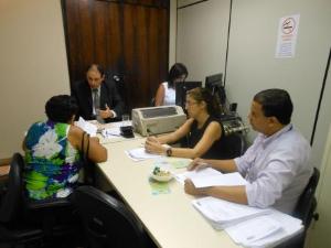 O Juiz Dr. Sérgio Ricardo de Arruda Fernandes realiza uma das audiência do mutirão.
