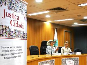 A Desembargadora Cristina Tereza Gaulia e a palestrante Desembargadora Salete Maccaloz.