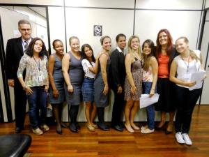 As servidoras Ana Cristina Andorinho e Ana Paula Flexa com o Diretor da Divisão de Pareceres Judiciais (DIPAJ), William Dionysio de Oliveira, e a equipe da logística do mutirão.