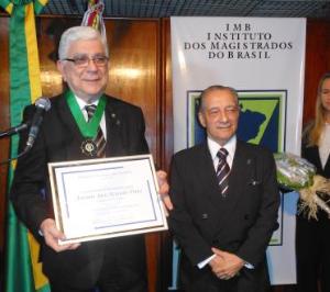 O corregedor-geral recebe a medalha de mérito pelas mãos do 2° vice-presidente do IMB, des. Roberto Cortes.