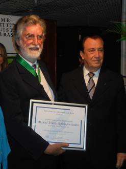 O presidente do TJ, des. Manoel Alberto, recebe a homenagem.