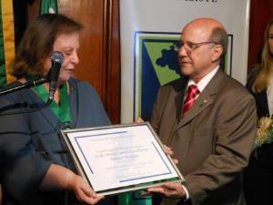 A desembargadora Leila Mariano também recebe a medalha.