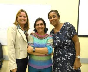 A professora Dilma Pimentel (ao meio) com Denise Pires Reis e Andrea Salles, da Divisão de Gestão Ambiental do TJ.
