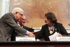 O Corregedor-Geral da Justiça, Desembargador Antonio José Azevedo Pinto, cumprimenta a Corregedora Nacional da Justiça, Ministra Eliana Calmon,  pela medalha.