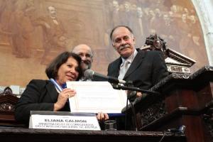 A Corregedora Nacional da Justiça, Ministra Eliana Calmon,  ao receber a homenagem.