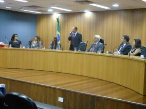 A Juíza Auxiliar da CGJ, Dra. Cristiane Cantisano, a Diretora do DIOJA, Jane Amaral, a Juíza Auxiliar da CGJ, Dra. Adriana Moutinho, o Major Barros (palestrante), o Corregedor-Geral da Justiça, Des. Azevedo Pinto, o Juiz Auxiliar da CGJ, Dr. Arthur Eduardo Magalhães e a Diretora da DGFAJ, Daniela Gonçalves.
