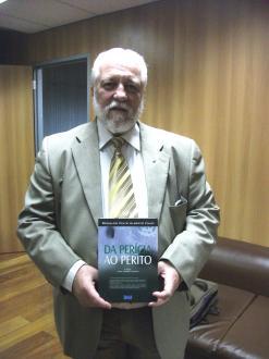 O Desembargador Reinaldo Pinto Alberto Filho com sua obra ¿Da perícia ao perito¿.