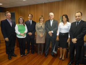 O médico palestrante Dr. Alexandre Ghelman, a Diretora da Divisão de Perícias Dra. Lilian Sznajder, o Juiz Auxiliar da CGJ Dr. Sergio Ricardo de Arruda Fernandes, a Diretora da Divisão de Saúde Ocupacional Dra. Ivany Yparraguirre, o Corregedor-Geral, Des. Azevedo Pinto, a Juíza Auxiliar da CGJ Dra. Cristiane Cantisano e o Diretor-Geral de Administração, Alessandro Valente.