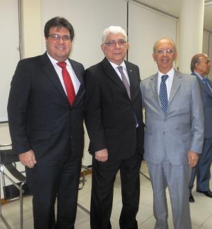 O advogado criminalista Ennio Pratolezi com o Corregedor-Geral e o Presidente da OAB/Niterói, Dr. Antonio José Barbosa da Silva.