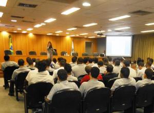 A Diretora do DIGEX, Fernanda Cunha Ottero, durante palestra aos Jovens Mensageiros.