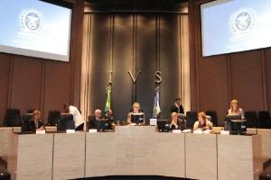 A Dra. Ivany Yparraguirre, o Corregedor Geral Des. Azevedo Pinto, o Presidente, Des. Manoel Rebelo dos Santos, o Des. Jessé Torres  e a  Des. Leila Mariano, no Salão do Órgão Especial para a apresentação do o Programa de Intervenção Ergonômica.