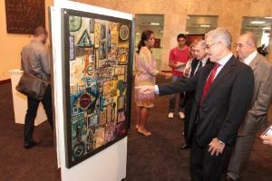 O Des. Antônio Saldanha e outros desembargadores conferem as obras da exposição.