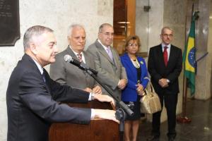 O Desembargador Jessé Torres no discurso de abertura do evento, ao lado dos desembargadores Nametala Machado Jorge, Antônio Izaias, Giselda Leitão e Antônio Saldanha.