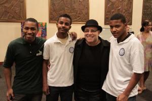 O Servidor e Artista Plástico, José Luiz Almeida, com alunos do projeto.