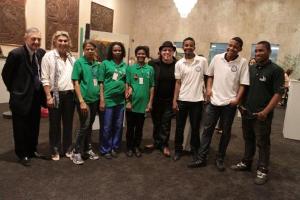 Des. Jessé Torres, Presidente da Comissão de Políticas de Gestão Ambiental do TJERJ, Rosiléa Di Masi, Diretora do DEAPE e José Luiz Almeida, acompanhados pelas mães e jovens das oficinas de arte.