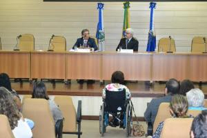 A mesa de abertura do evento: O Presidente da Comissão, Desembargador Antonio Iloízio de Barros Bastos e o Corregedor-Geral da Justiça, Desembargador Antonio José Azevedo Pinto.